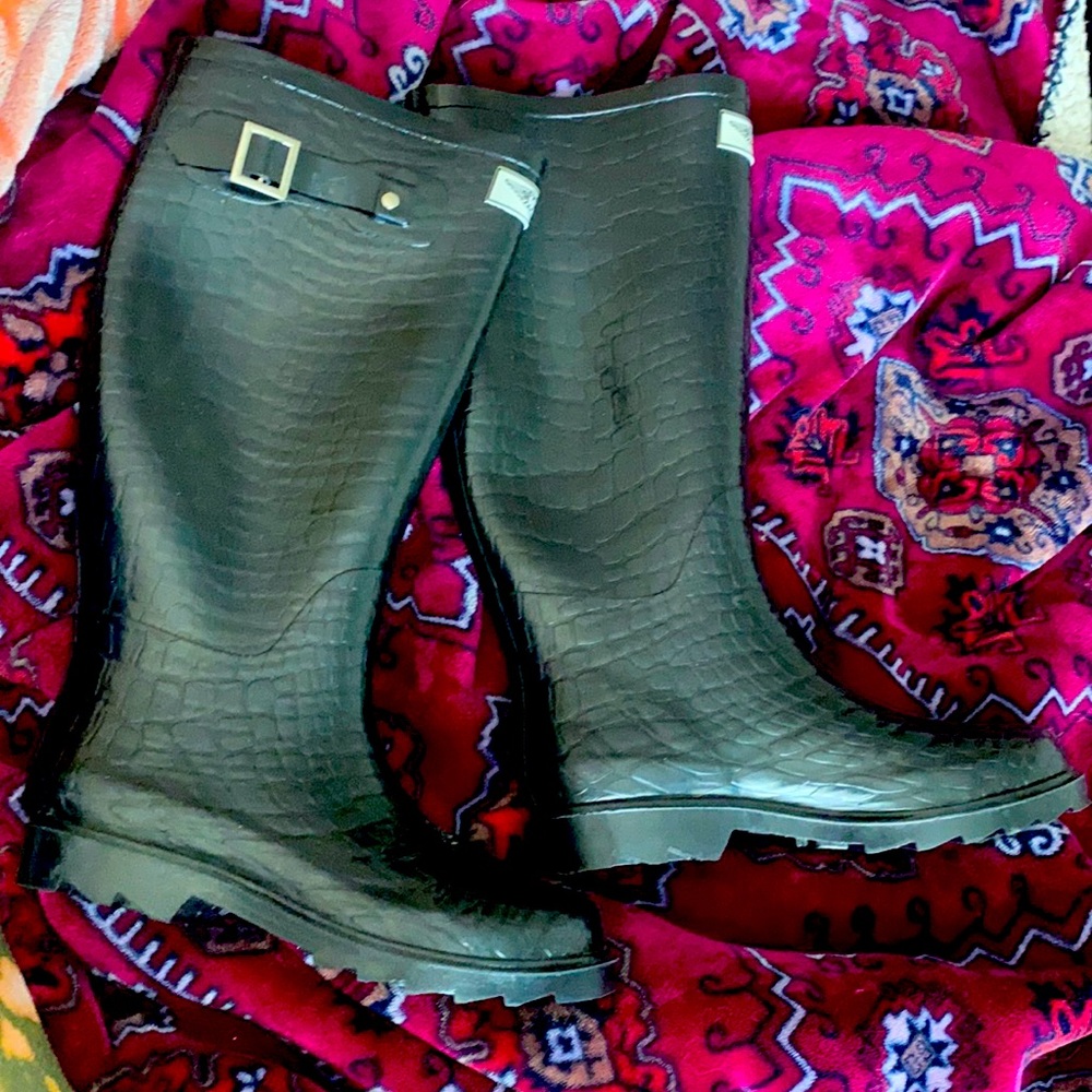 Size 5 Black Fy Woman’s rain boots